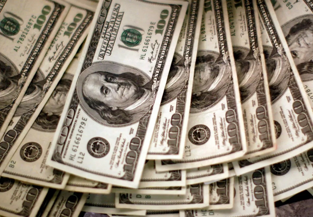 الدولار ينتعش من أدنى مستوياته خلال 2022 في ظل الهجوم الإسرائيلي على إيران
