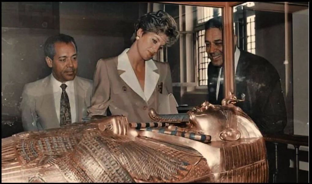 المتحف المصري ينشر صورة نادرة للأميرة ديانا أمام تابوت «الملك توت»