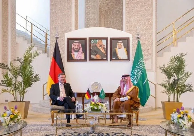 تحركات دبلوماسية سعودية لخفض التصعيد العسكري بين إسرائيل وإيران