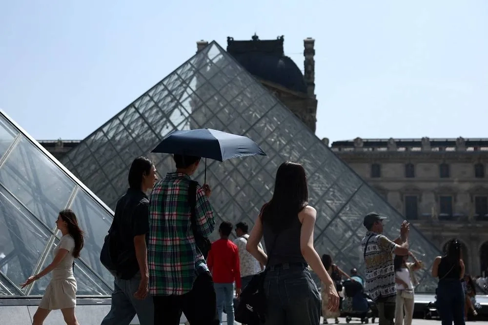 Lines Stretch Outside the Louvre in Paris as Opening Delayed for Undisclosed Emergency Meeting