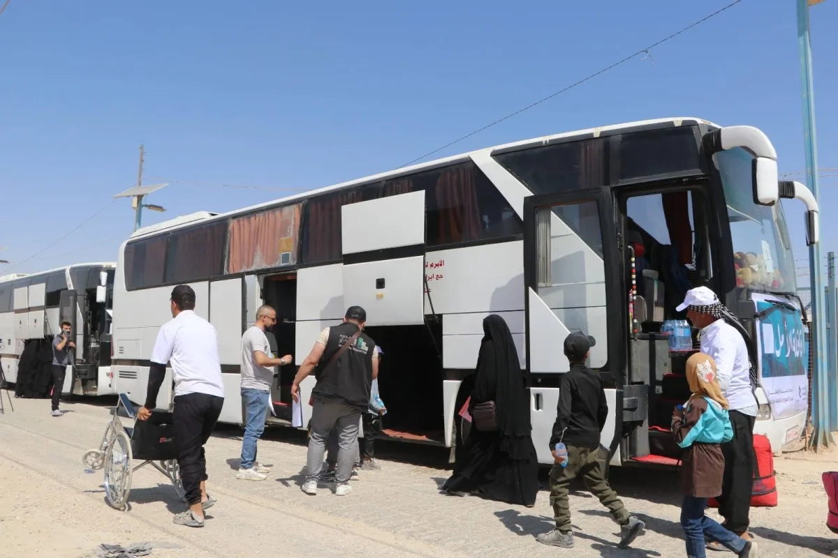 خروج أول دفعة من نازحي «الهول» نحو حلب بالتعاون بين الحكومة والإدارة الذاتية