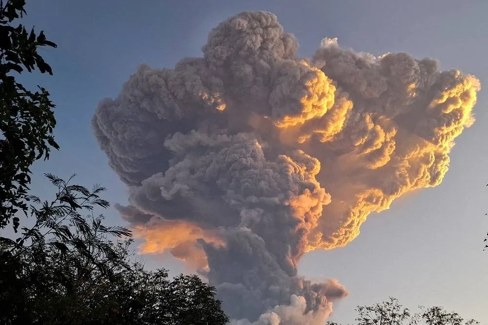 Many Flights to Indonesia's Bali Cancelled after Volcano Eruption