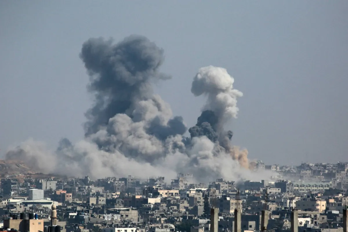 مقتل 16 فلسطينياً في استهداف إسرائيلي لمنتظري المساعدات بوسط غزة