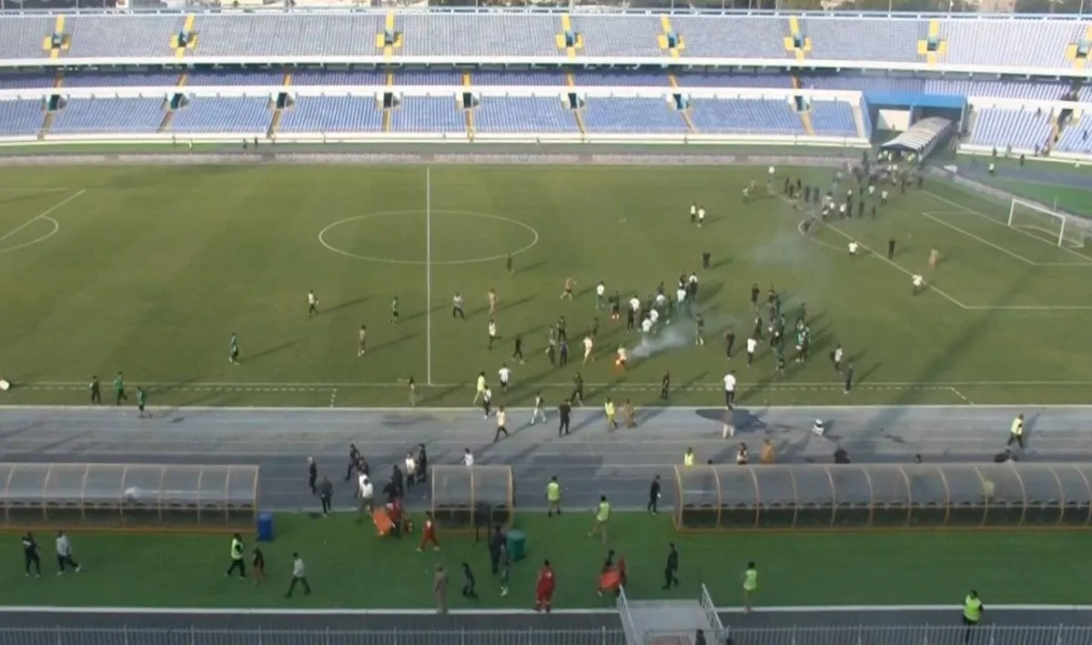 فوضى في الدوري الليبي... إصابة حكم برتغالي بعد اقتحام الجماهير الملعب