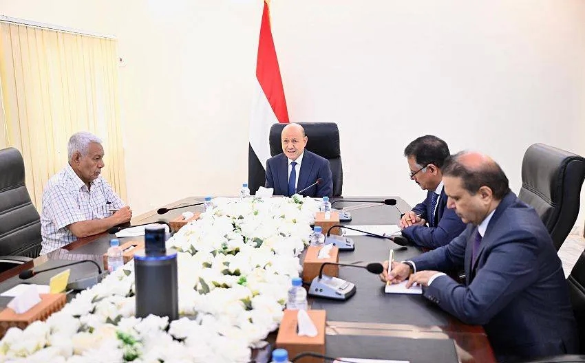 ​العليمي يشدد على «تصفير الخلافات» بين المكونات اليمنية