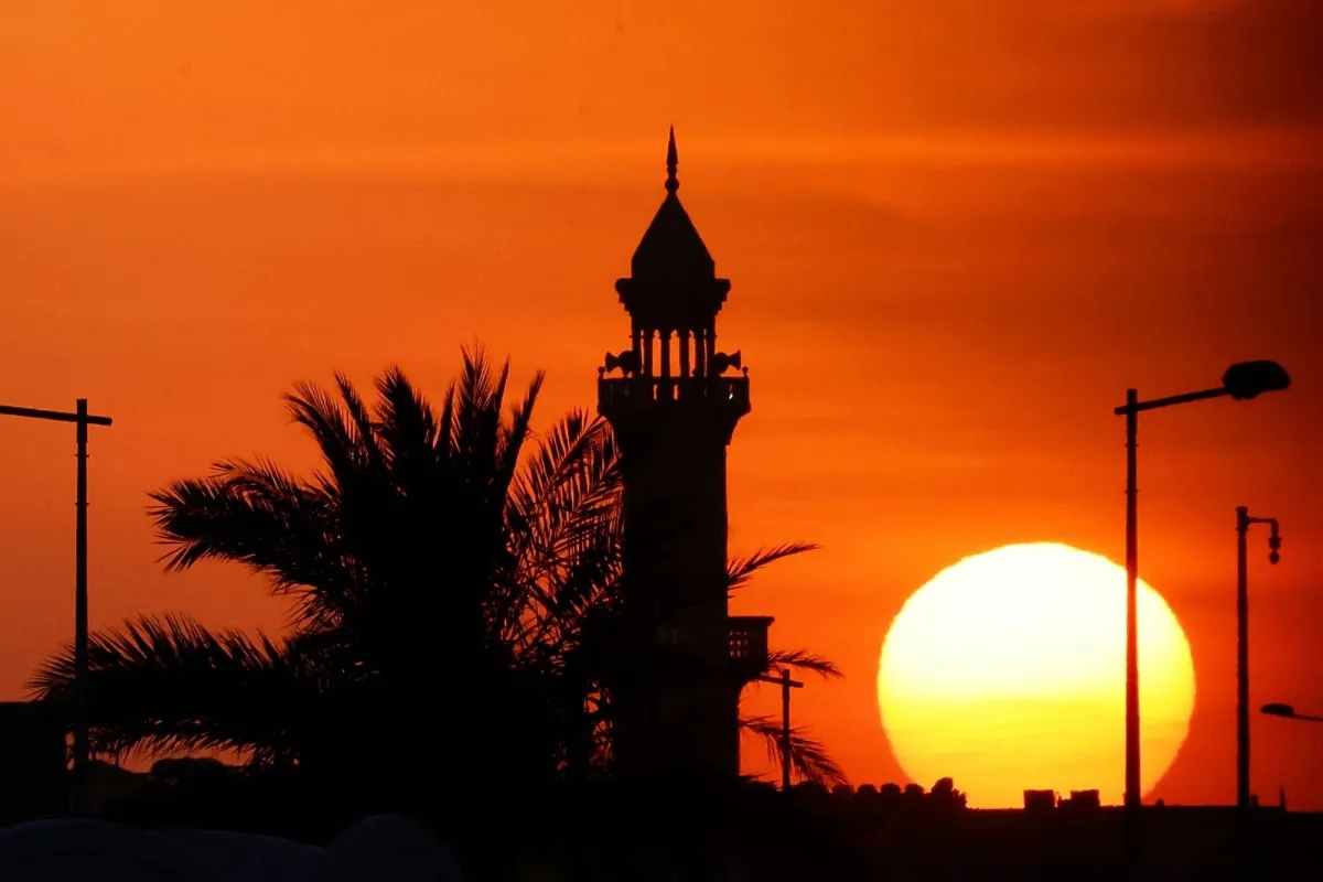 Witnesses Hear Explosions after Qatar Airspace Closed