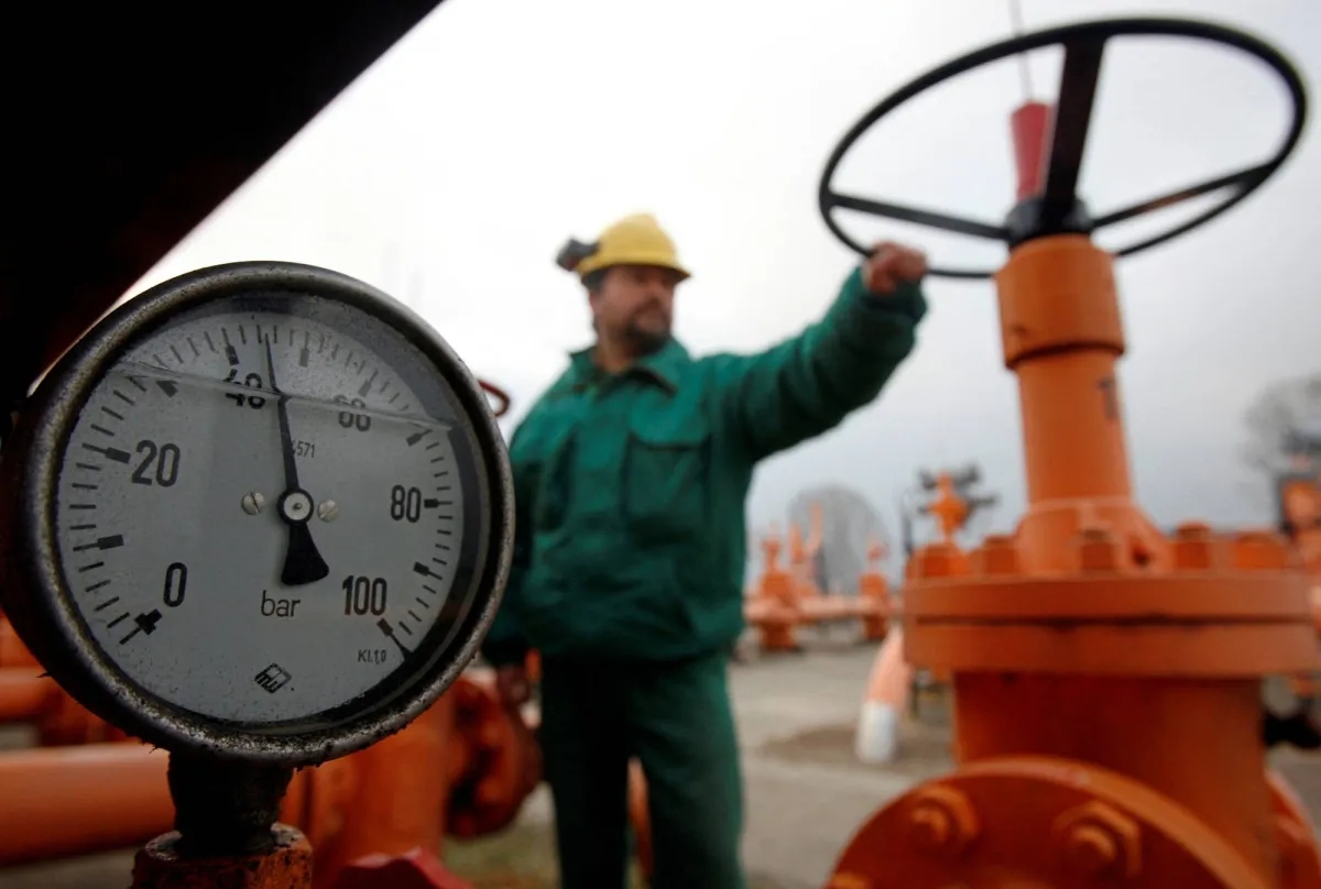 Oil Falls Nearly 4% as Iran's Retaliation Focuses on Regional US Military Bases