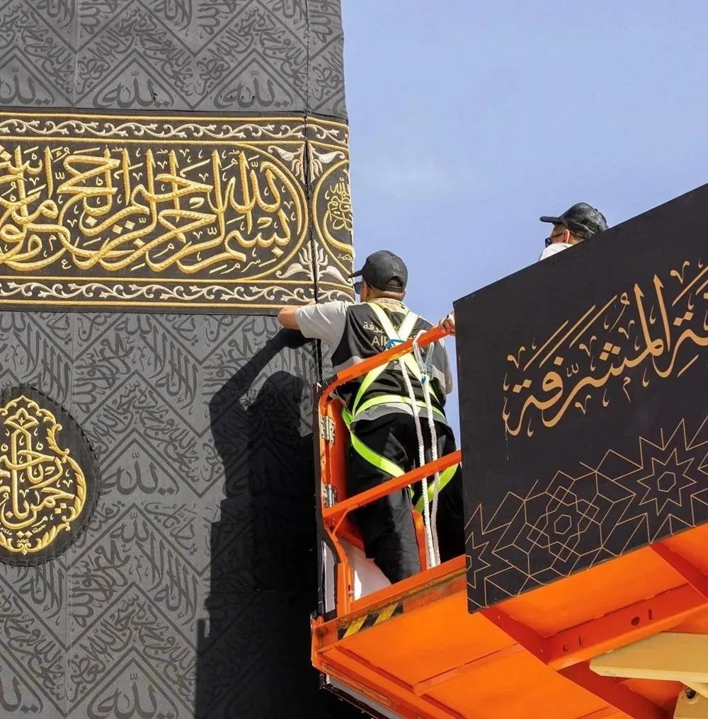 Ceremony Begins to Replace Kiswa of Holy Kaaba, Continuing a Legacy of Over 100 Years