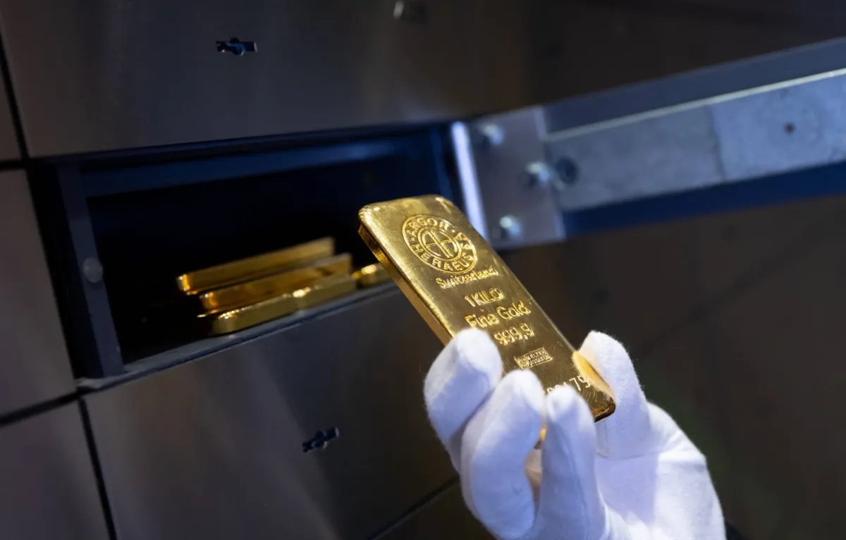 Gold Rises as Weaker Dollar, Trump's Criticism of Powell Fuel Uncertainty
