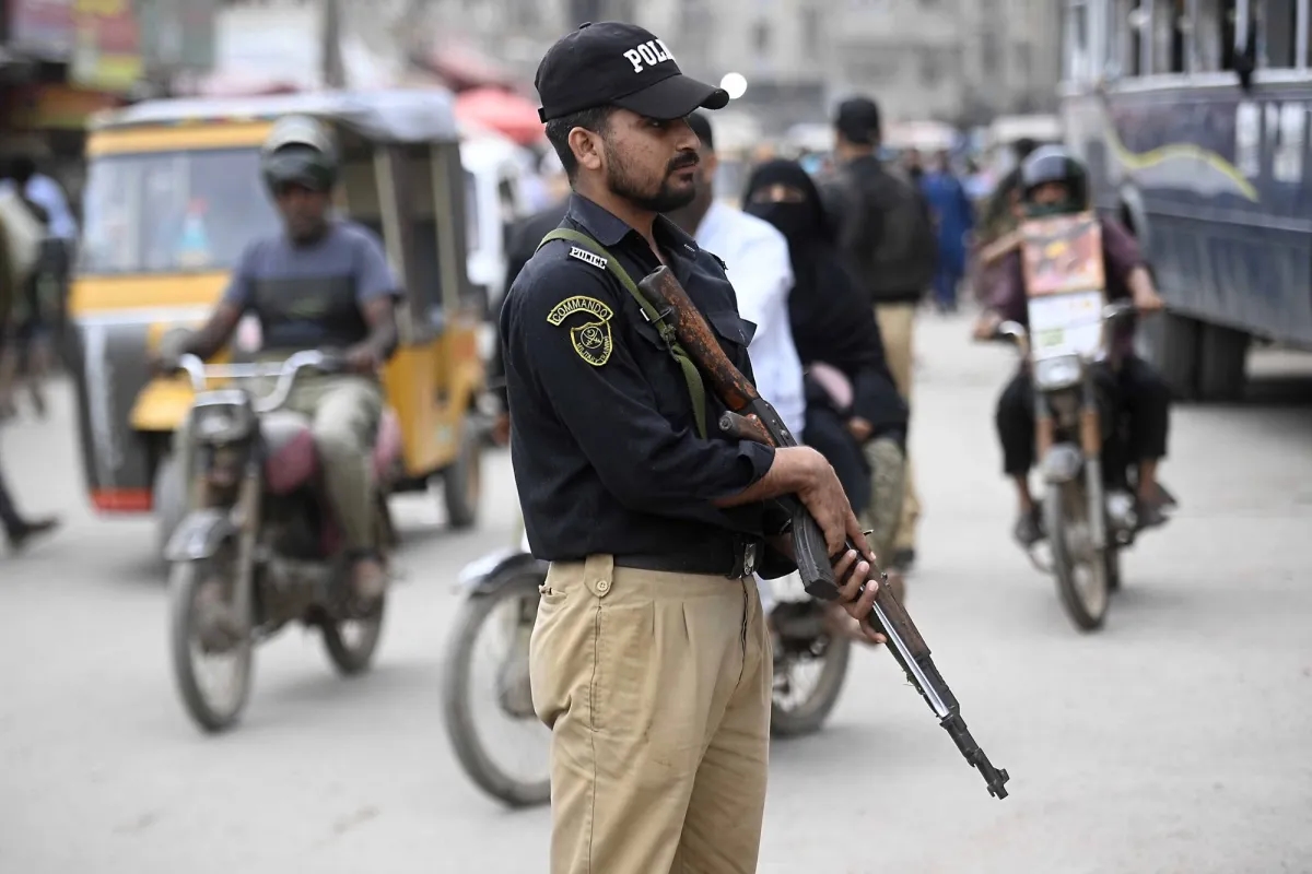 Troops Kill 30 Militants Attempting to Sneak into Pakistan from Afghanistan
