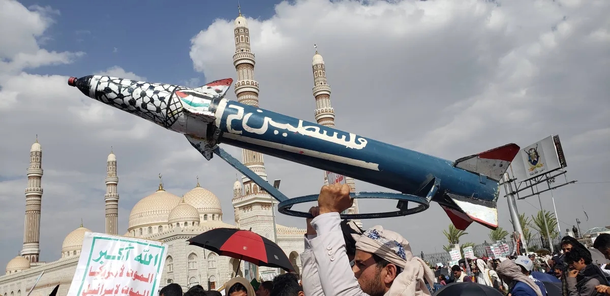 سفينة استهدفت قبالة الحديدة مهددة بالغرق