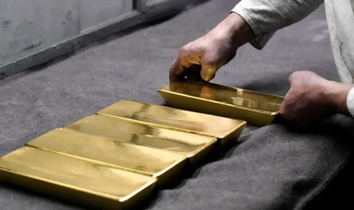 Gold Falls to One-week Low as Dollar Firms after Tariff Deadline Extension
