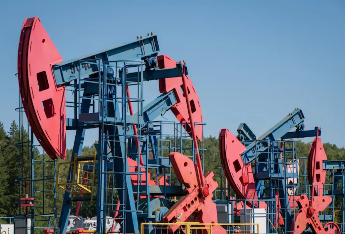 Oil Edges Higher after EU New Sanctions on Russia