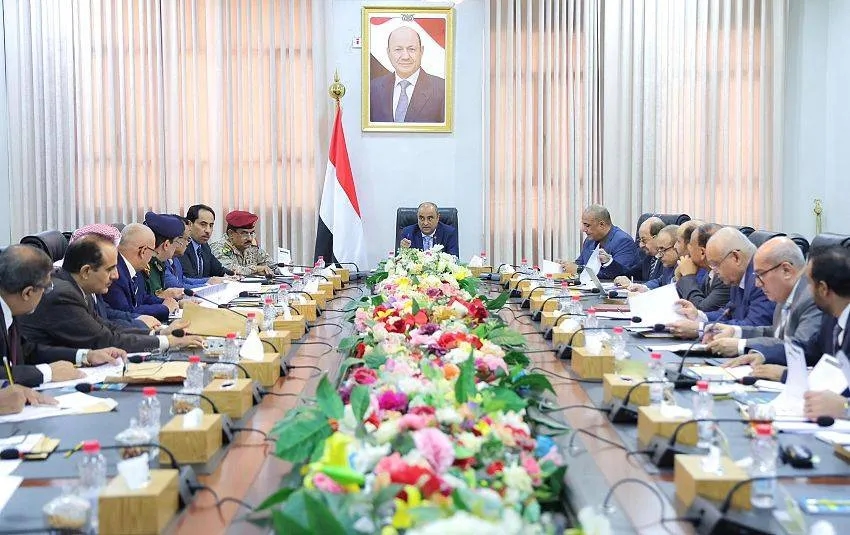 «الوزراء اليمني» يتعهد بمواجهة الحرب الاقتصادية الحوثية بكل الوسائل