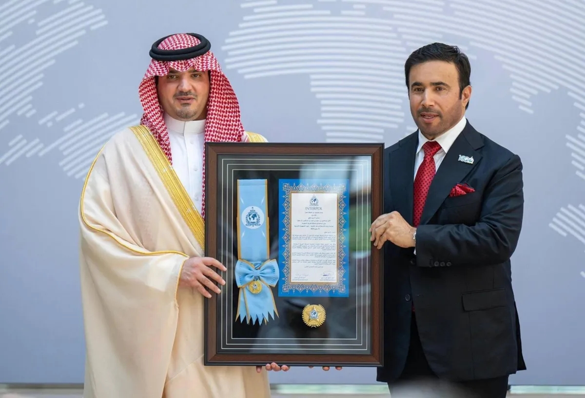منح وزير الداخلية السعودي وسام «الإنتربول»