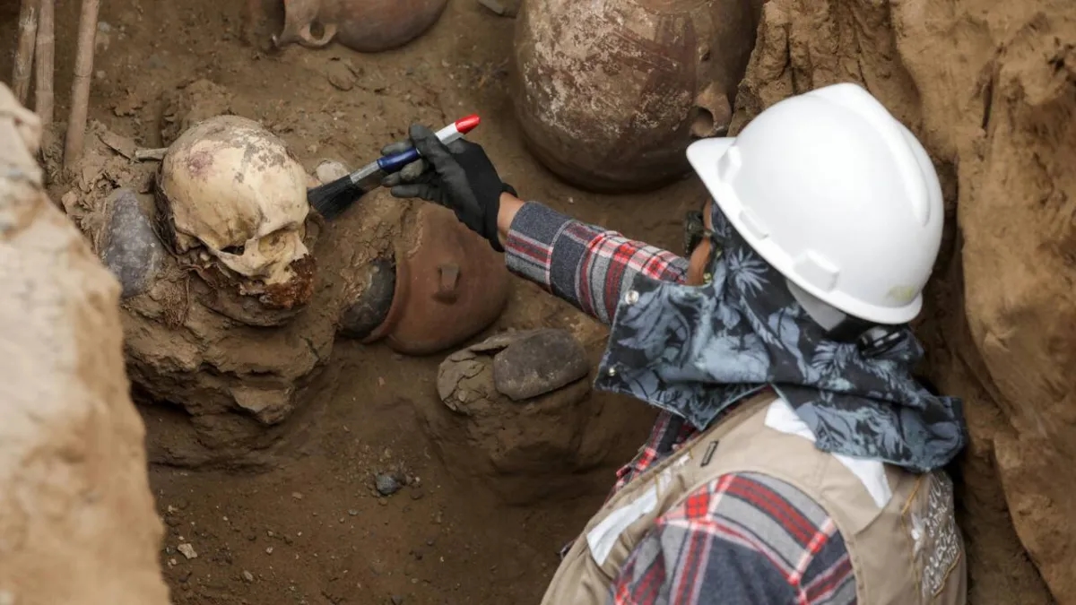 Gas Workers Uncover 1,000-year-old Mummy in Peru