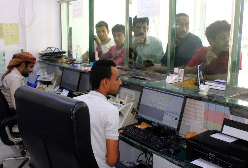 استبشار مصحوب بالقلق والترقب بعد تعافي الريال اليمني