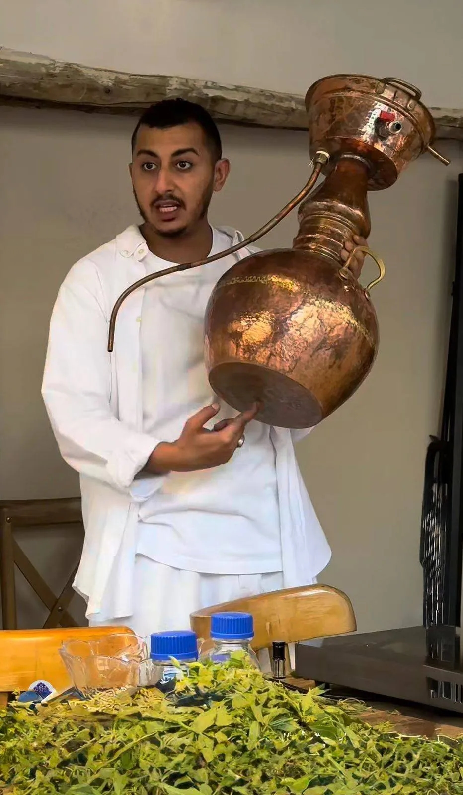 من الجبال إلى الزجاجة… الزهور البرية تصنع هويتها