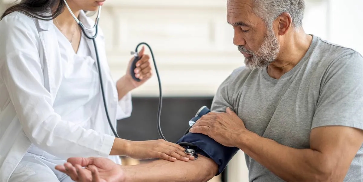 فهم العلاقة بين ارتفاع ضغط الدم وارتفاع الكوليسترول