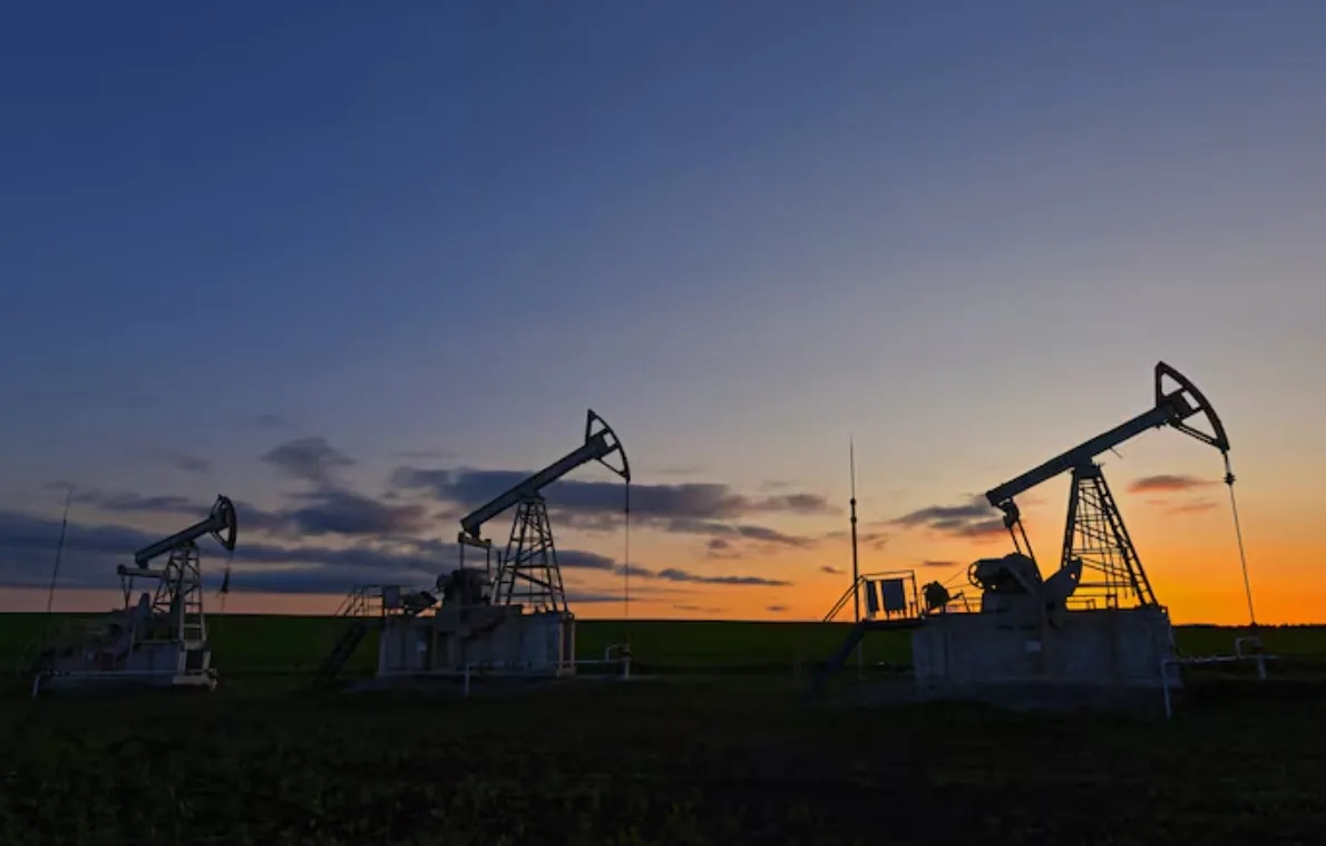 Oil Rises on US Demand Strength, Though Macroeconomic Uncertainty Looms