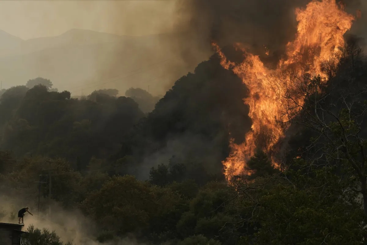 Wildfires Scorch Greece for 2nd Day, Thousands Evacuated