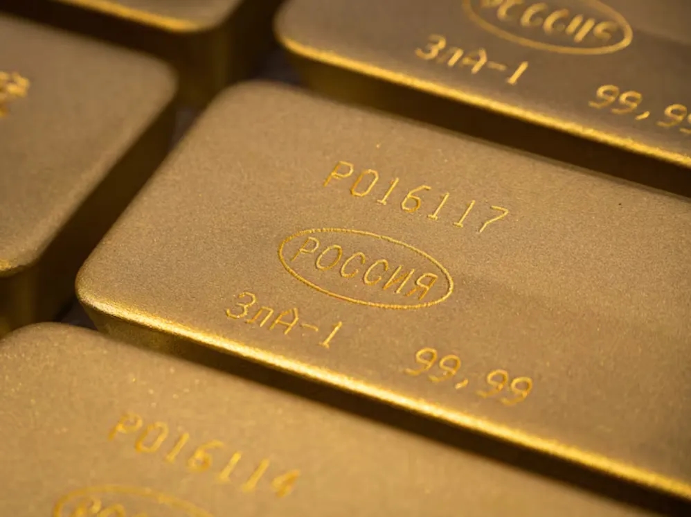Gold Rises on Increasing Fed Rate-cut Bets, Weaker Dollar