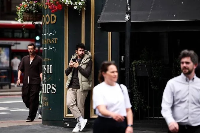 'Pickypockets!' Vigilante Pairs with Social Media on London Streets