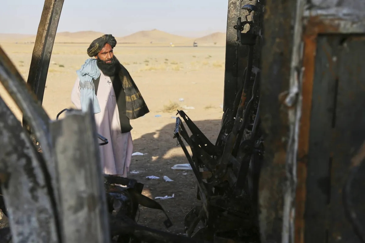 ارتفاع ضحايا تحطم حافلة في أفغانستان إلى 79 قتيلاً بينهم 17 طفلاً
