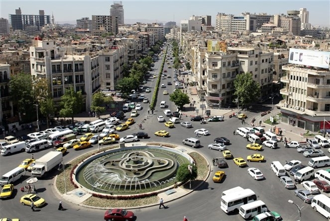 جهود إقليمية لإعادة دمج سوريا في محيطها العربي: رحلات جوية واستثمارات استراتيجية