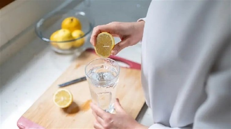 6 فوائد صحية لشرب الماء بالليمون في الصباح