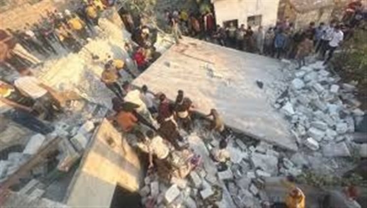 وزارة الصحة السورية: 4 ضحايا بينهم طفلان واصابة 5 جراء انفجار داخل مبنى سكني في إدلب