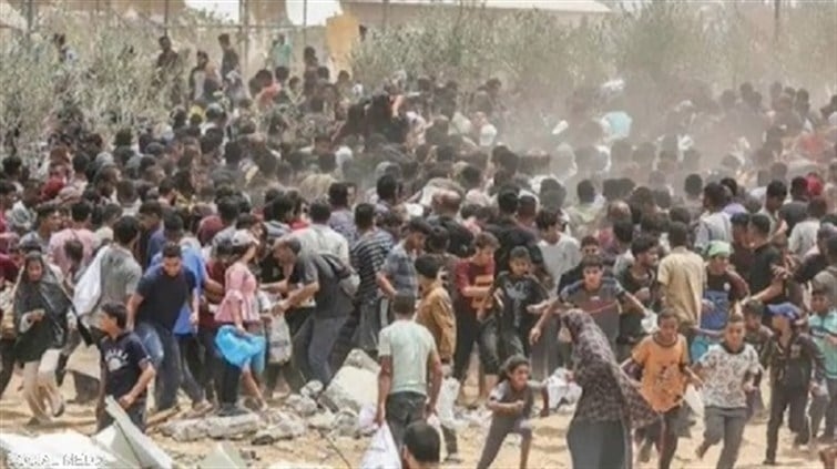 غزة.. قتلى وجرحى بانقلاب شاحنة فوق عشرات الجوعى
