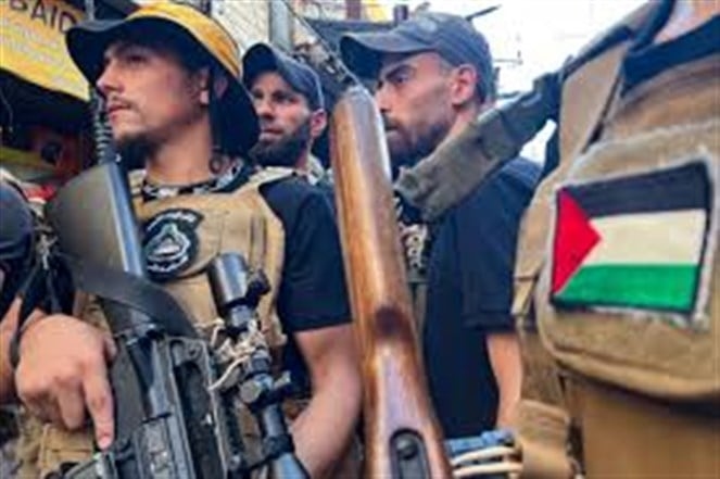 شو الوضع؟ بروفا فلسطينية لتسليم السلاح... والعين على مخيمات الجنوب!