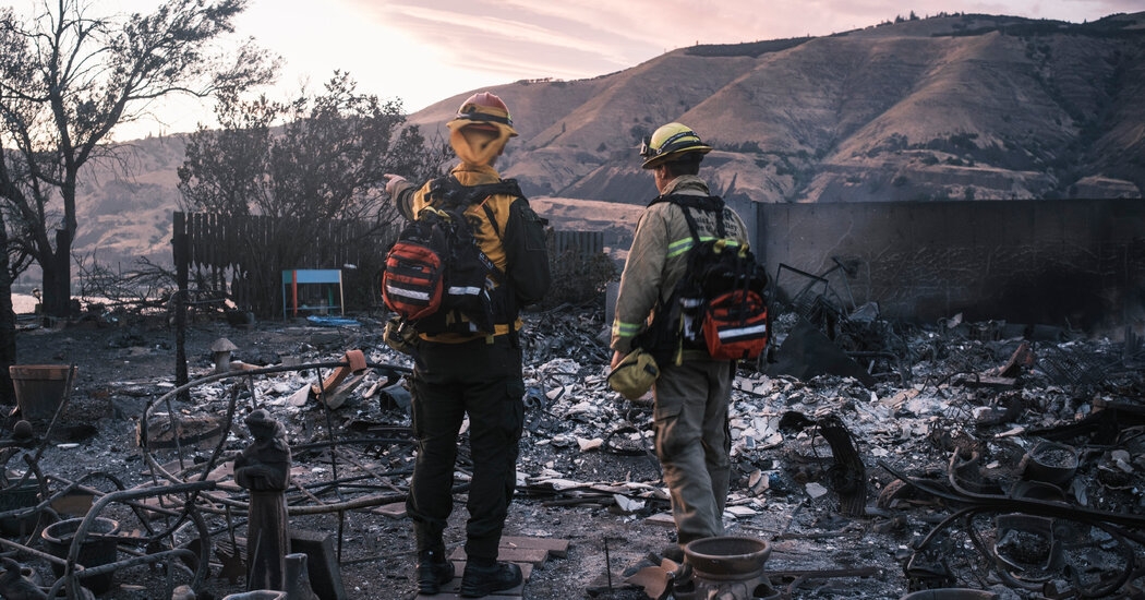 Hundreds Evacuated as Wildfire Grows in Oregon