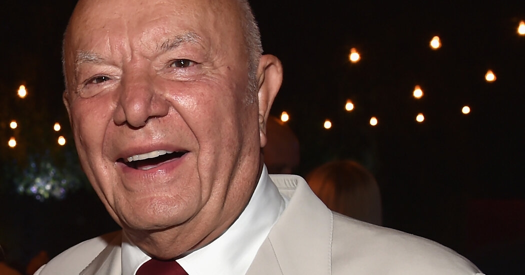 Dan Tana, Whose Clubby Red-Sauce Restaurant Drew Stars, Dies at 90