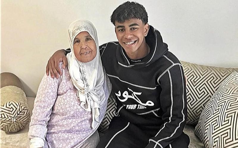 بسبب جدته.. لامين جمال يرفض التقاط صور تجديد عقده مع برشلونة