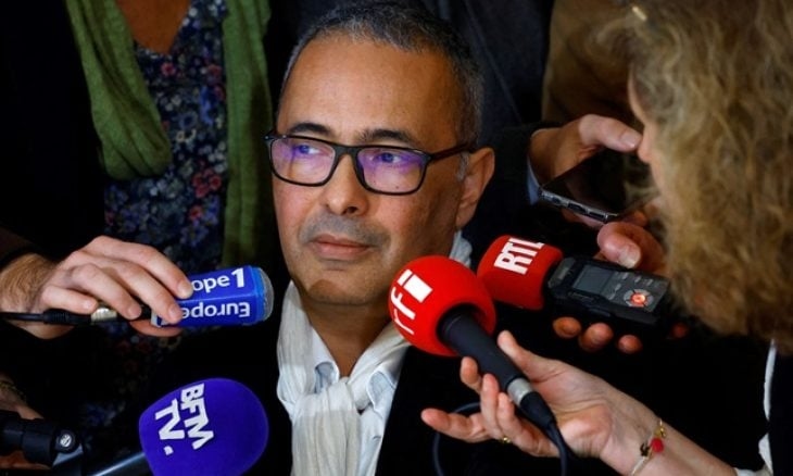 كاتب جزائري ينعى والدته من فرنسا ويوجه رسالة مؤثرة إلى تبون