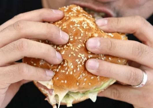 لعيش حياة دون أمراض مزمنة.. 4 أطعمة ومشروبات يُنصح بتجنبها