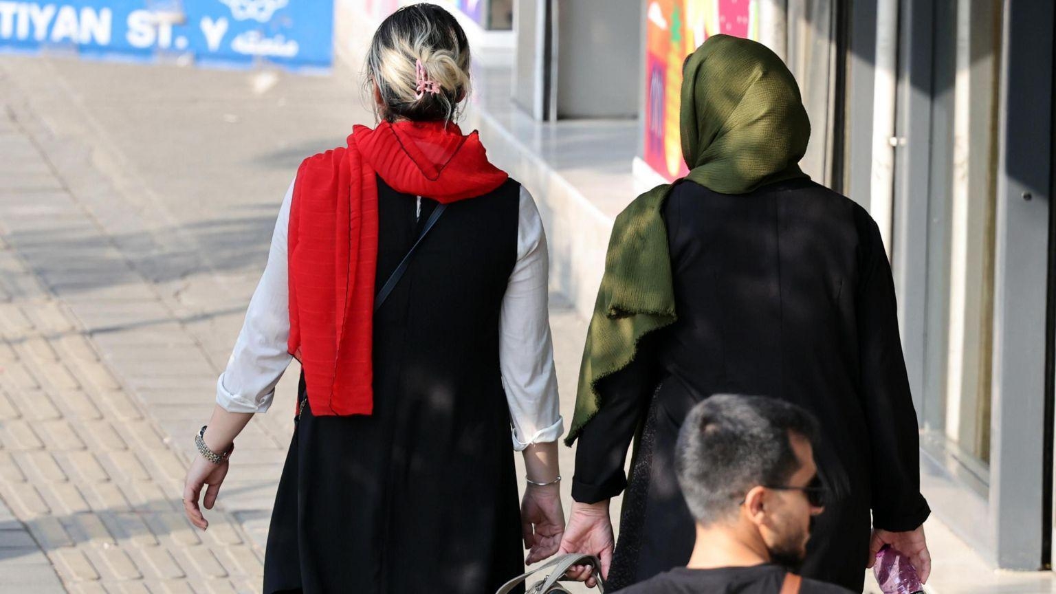 اتهامات لإيران باستخدام مسيرات وتكنولوجيا مراقبة لتطبيق قواعد الحجاب