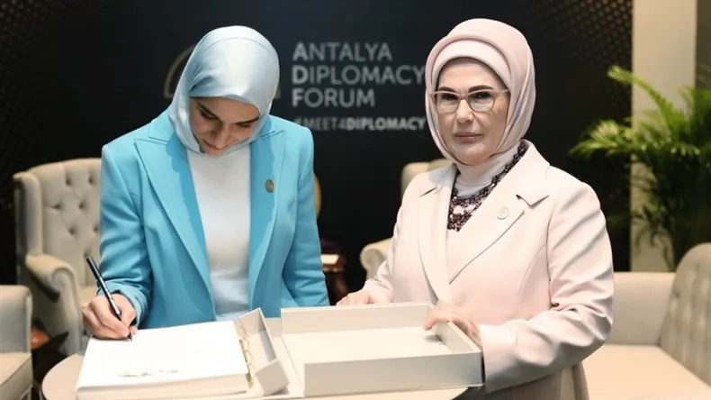 على ماذا وقّعت زوجة الشرع في تركيا؟