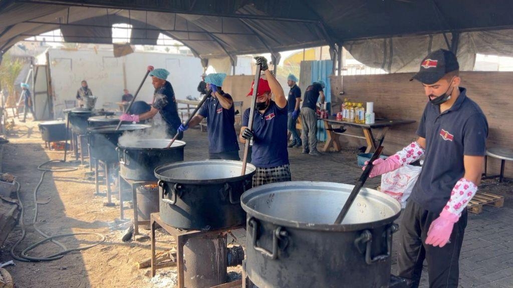 مطابخ غزة تحذر من نفاد الطعام خلال أيام بعد شهرين من الحصار الإسرائيلي