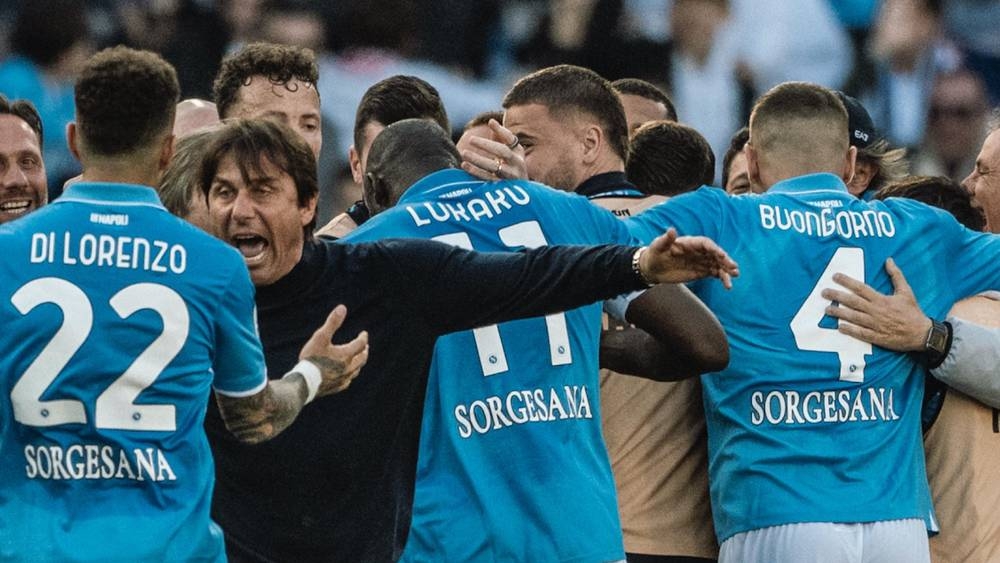 نابولي يتوج بلقب الدوري الإيطالي للمرة الرابعة في تاريخه