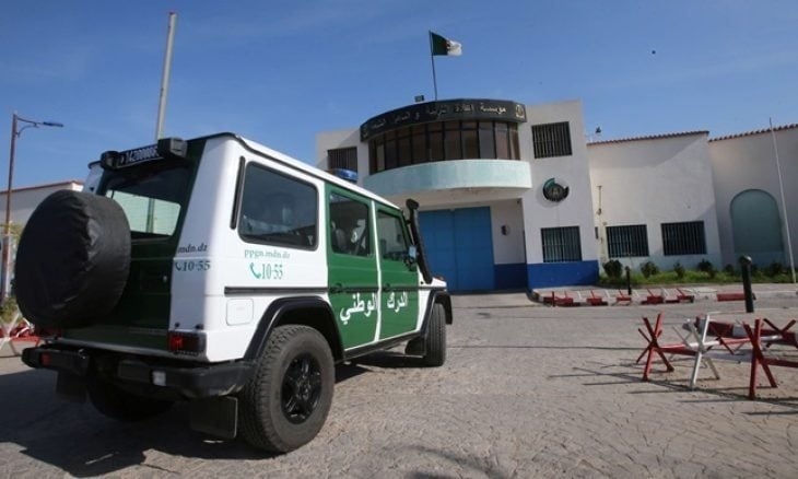 الدرك الجزائري في عين العاصفة بسبب إهانة بائع على الطريق (فيديو)