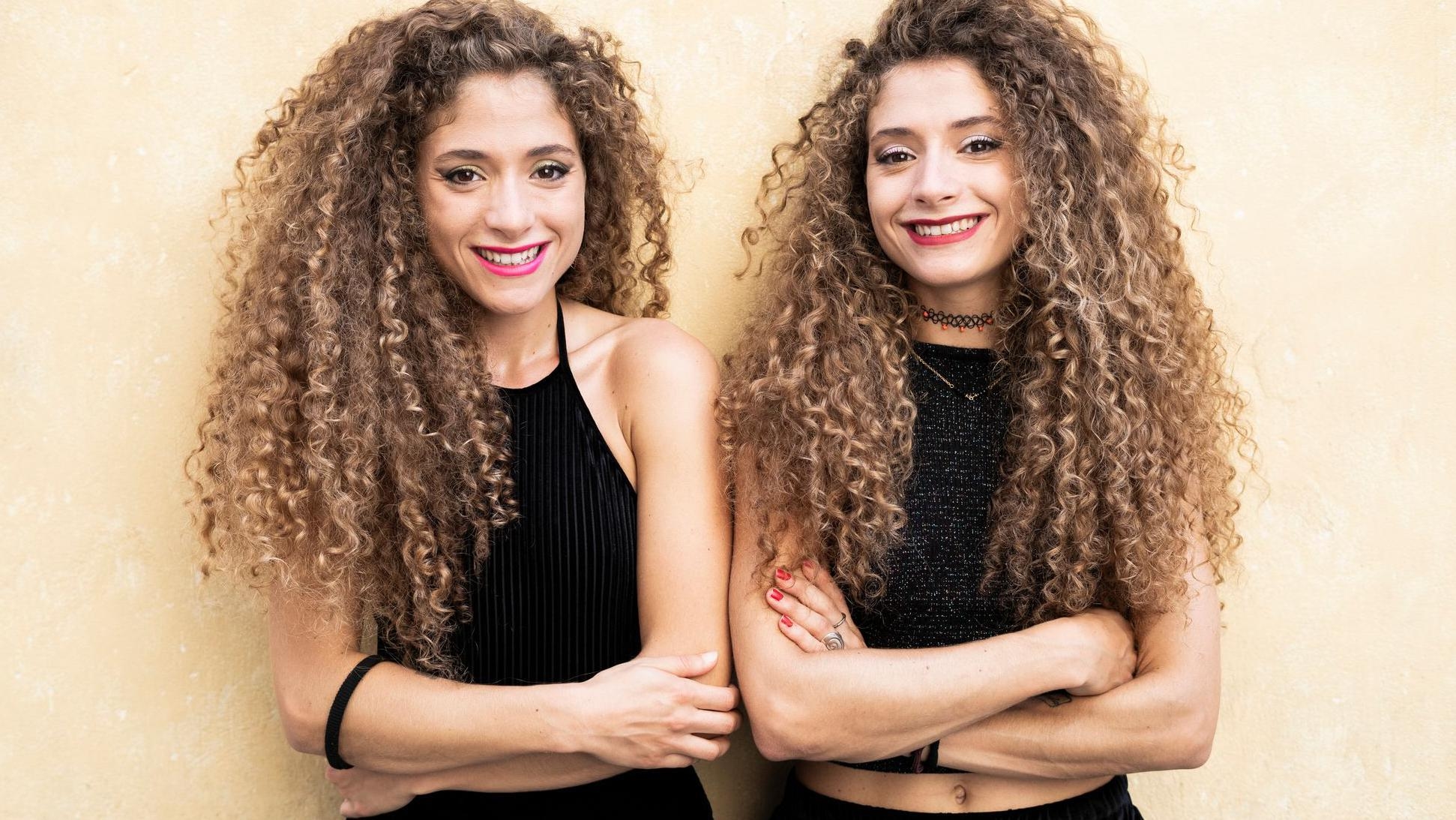 كيف يفسر العلم التشابه المذهل في سلوكيات توائم لا يعيشون مع بعضهم؟