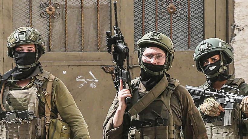 تقرير عن تحويل إسرائيل ملايين الدولارات من 'أموال السلطة' لفلسطينيين تعاونوا مع جيشها