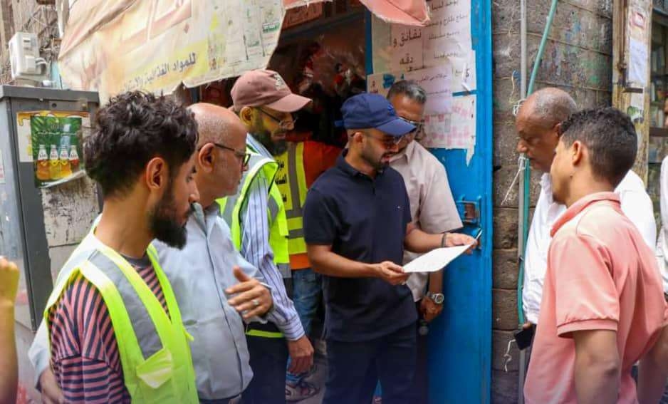 القيادات المحلية للمجلس بمديريات العاصمة عدن تنفذ نزولا ميدانية لضبط ومراقبة الأسعار في الأسواق