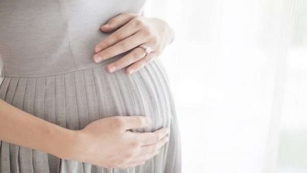 أستاذ طب سلوكي: الخلافات الزوجية خلال الحمل تسبب التوحد وفرط الحركة