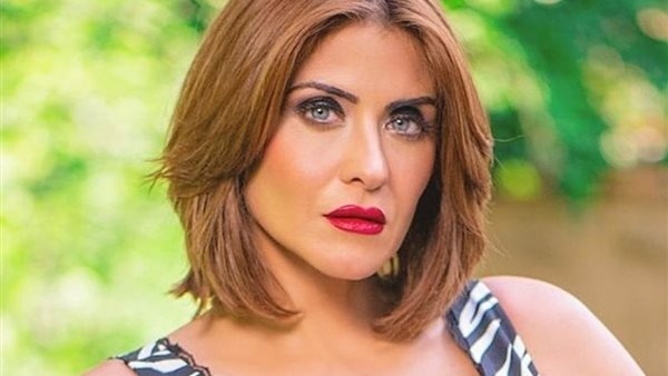 هيدي كرم تتألق بفستان أبيض قصير في أحدث ظهور من مارينا