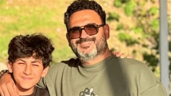بطريقة كوميدية.. أكرم حسني يحتفل بعيد ميلاد ابنه