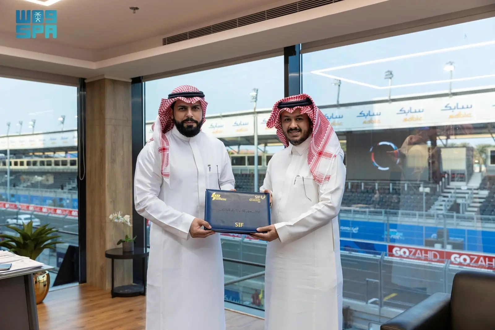 منتدى الاستثمار الرياضي يسلم شارة SIF لشركة رياضة المحركات السعودية